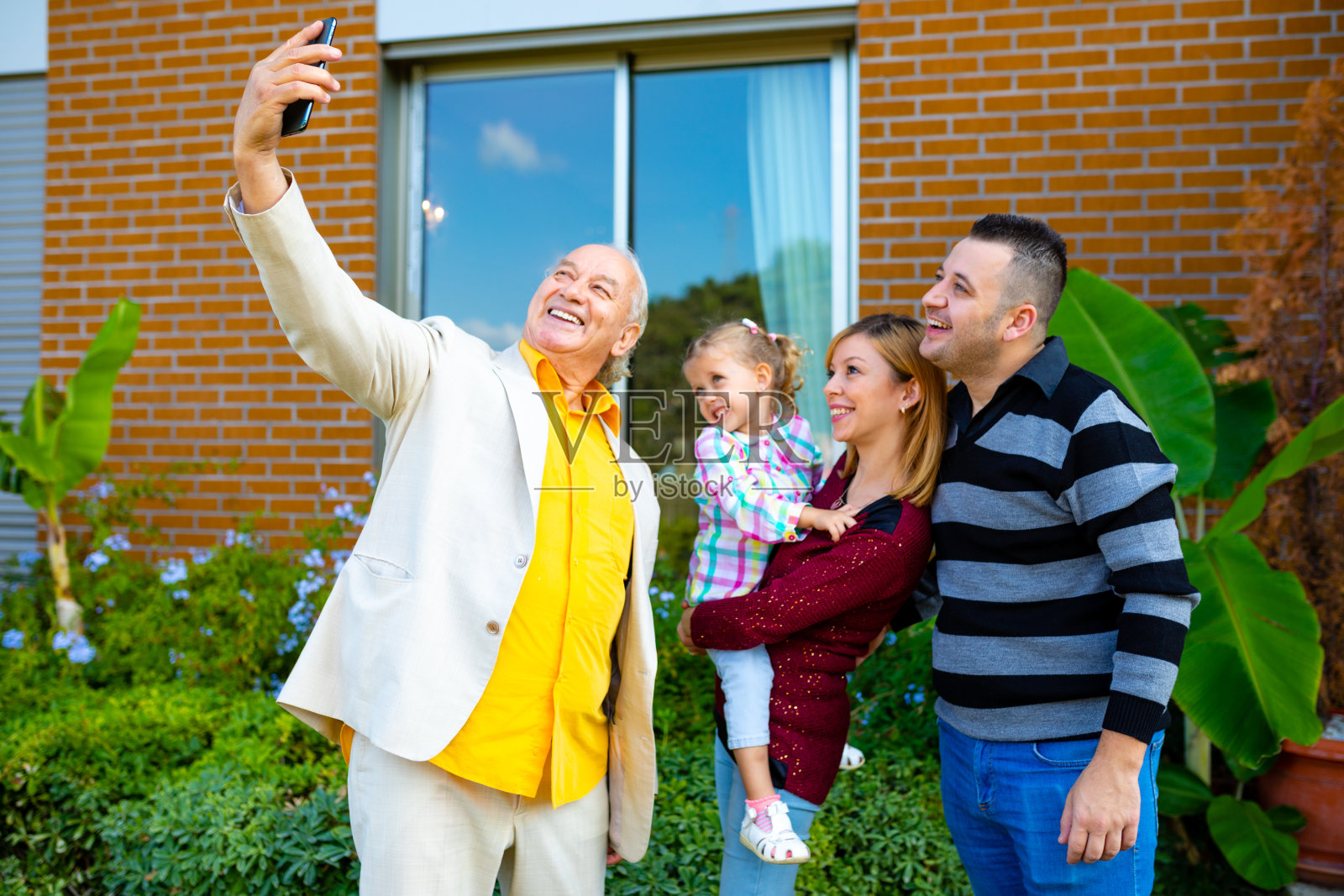 幸福的家庭。照片摄影图片