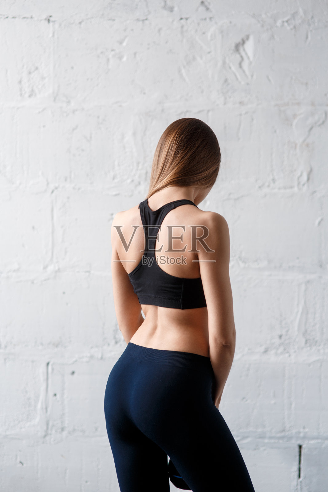 深色背景下的年轻漂亮运动女孩 портрет照片摄影图片