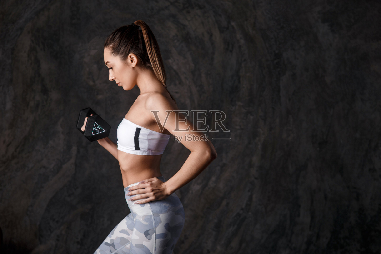 运动美丽的女人与哑铃健身锻炼在黑色背景保持健康照片摄影图片
