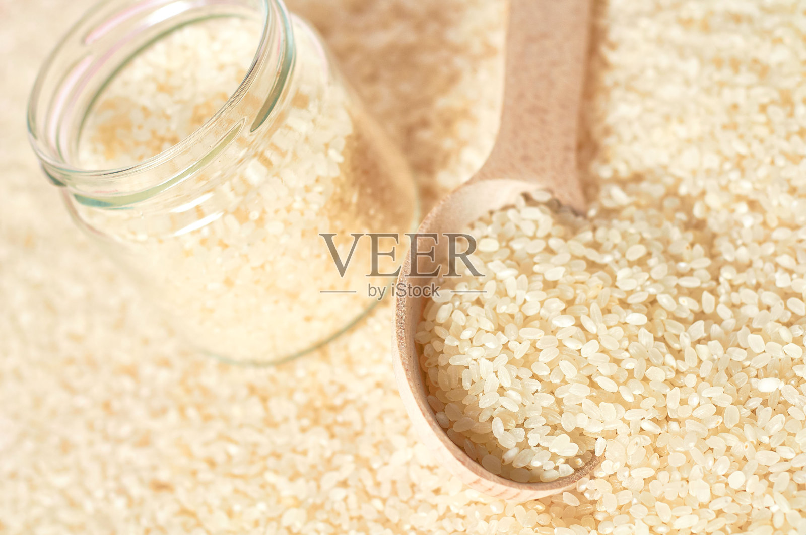 木勺和玻璃罐与白米粒照片摄影图片