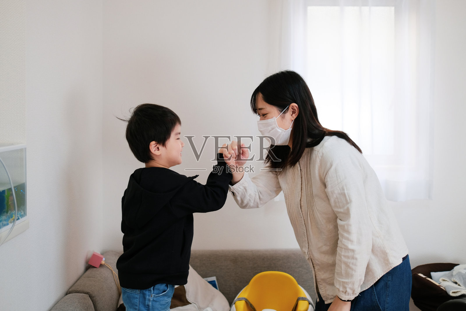 2019冠状病毒病期间的问候照片摄影图片