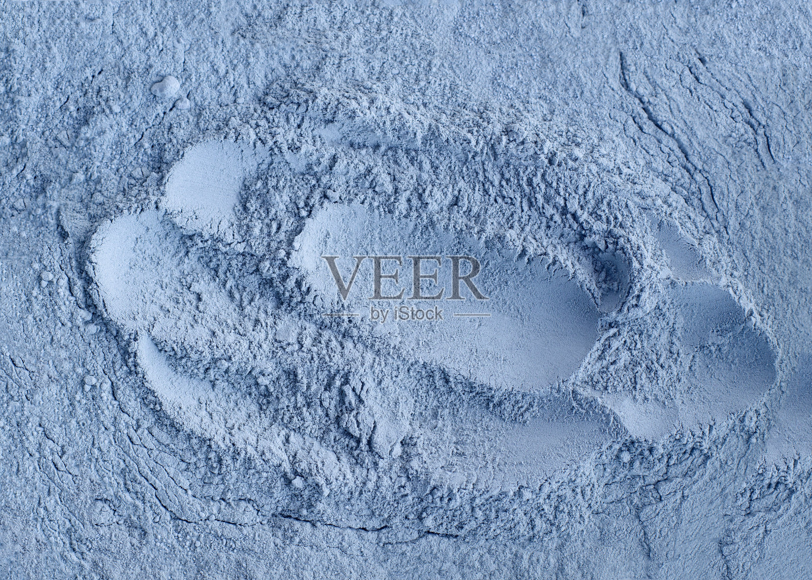 淡蓝色膨润土粘土粉纹理近，选择性聚焦。抽象的背景。照片摄影图片