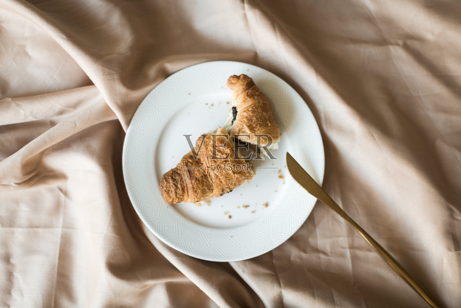 法式早餐:牛角面包配巧克力照片摄影图片