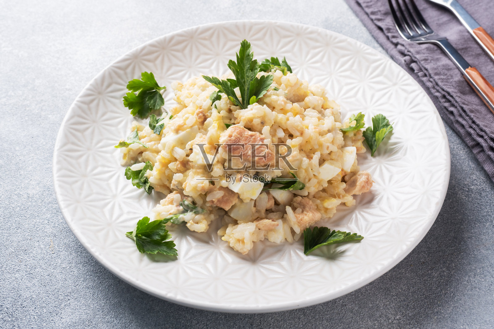 水煮米饭沙拉，红色的鱼，粉红色的鲑鱼蛋和绿色的盘子。照片摄影图片