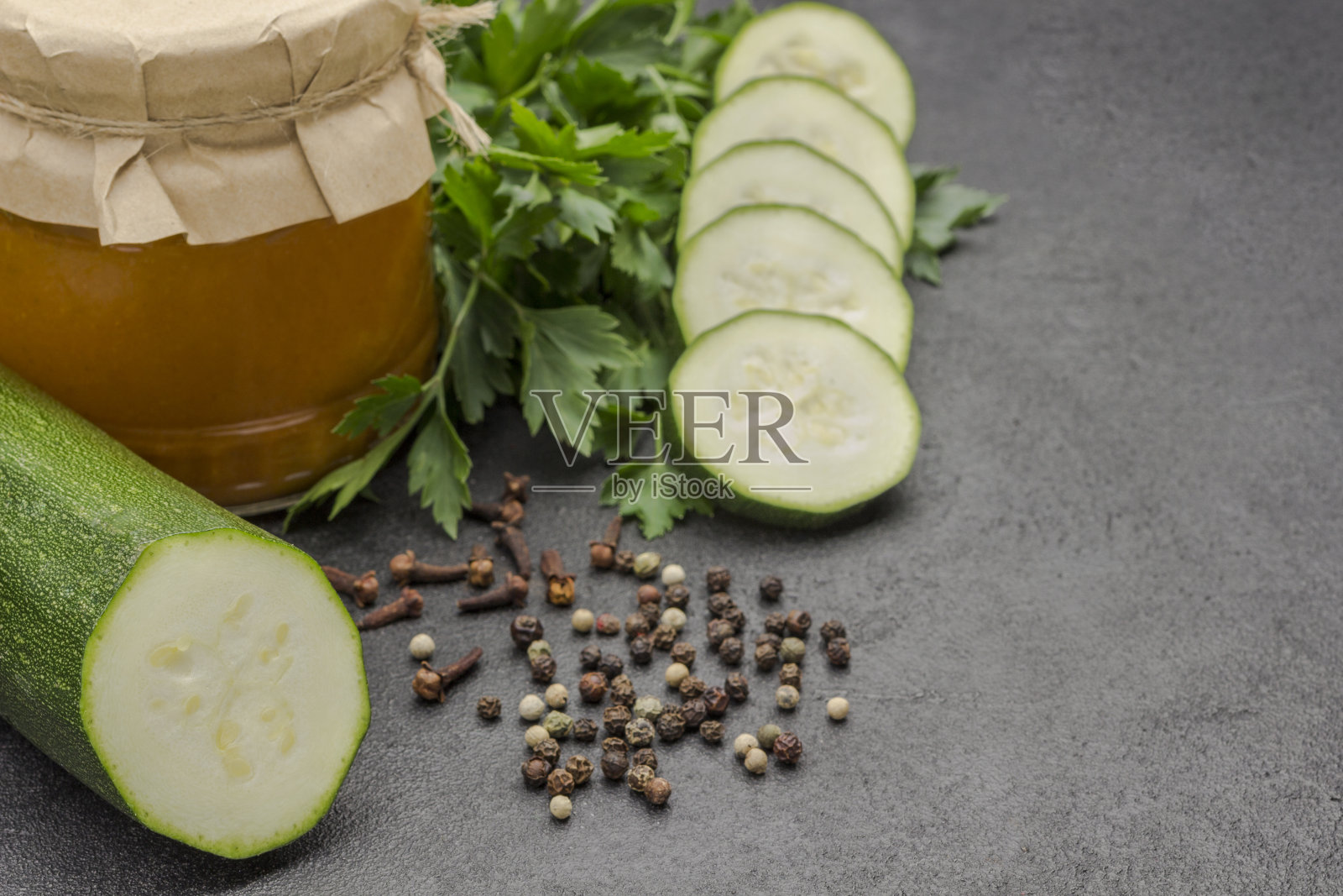 新鲜的南瓜和南瓜铺在罐子里。冬天营养。照片摄影图片