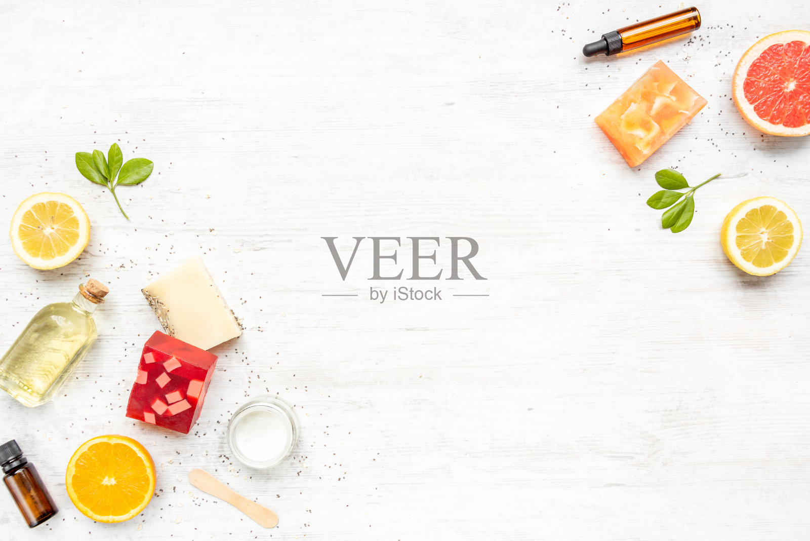 俯视图手工有机肥皂和化妆品与柑橘类水果，草药，奇亚种子和精油排列。白色乡村背景，复制空间。照片摄影图片