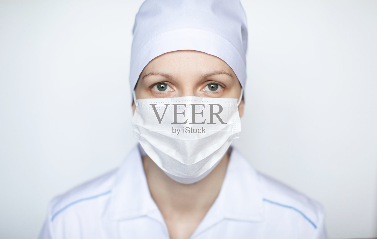 戴着防护口罩的女医生，白色背景照片摄影图片