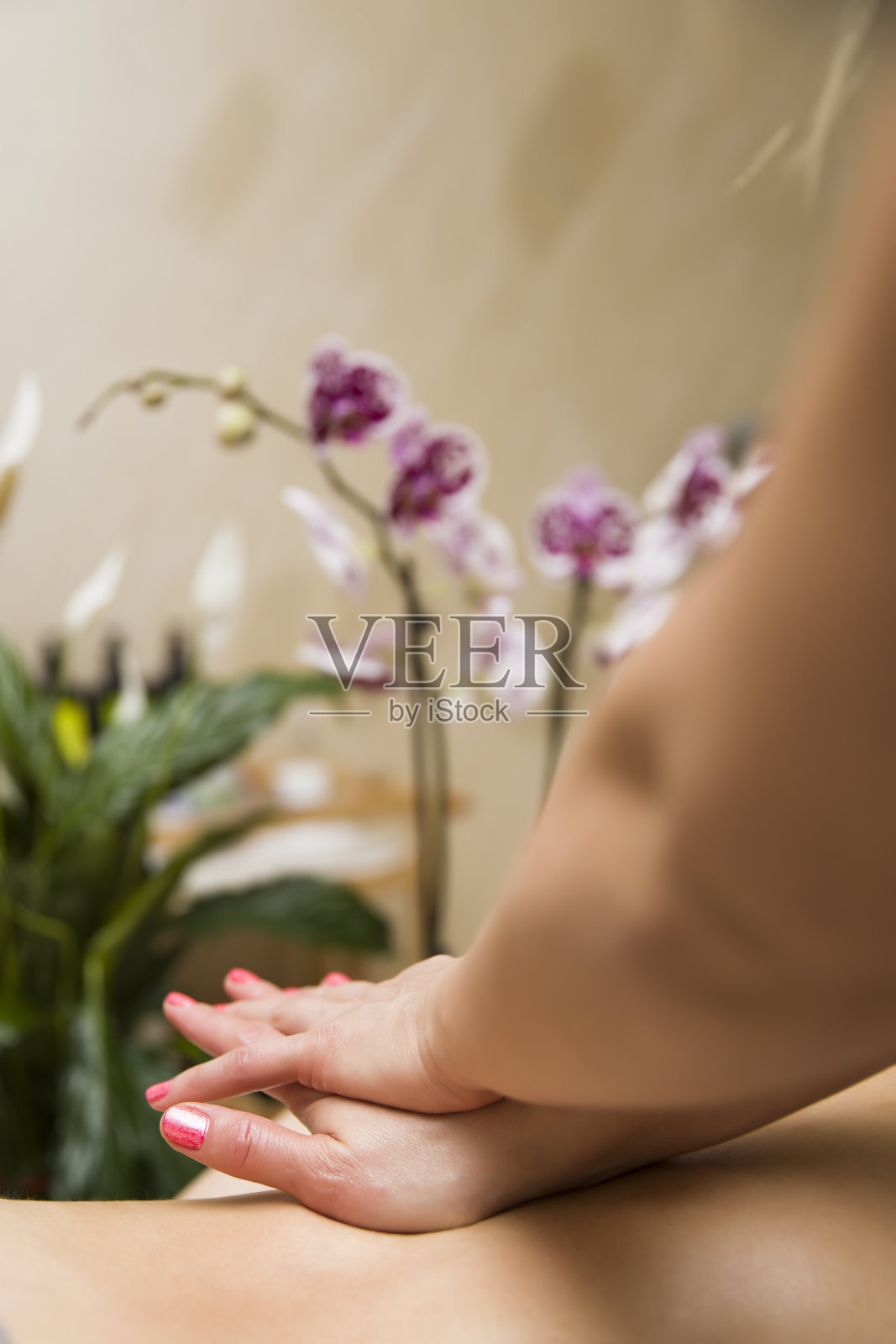 正在做背部按摩的女人照片摄影图片