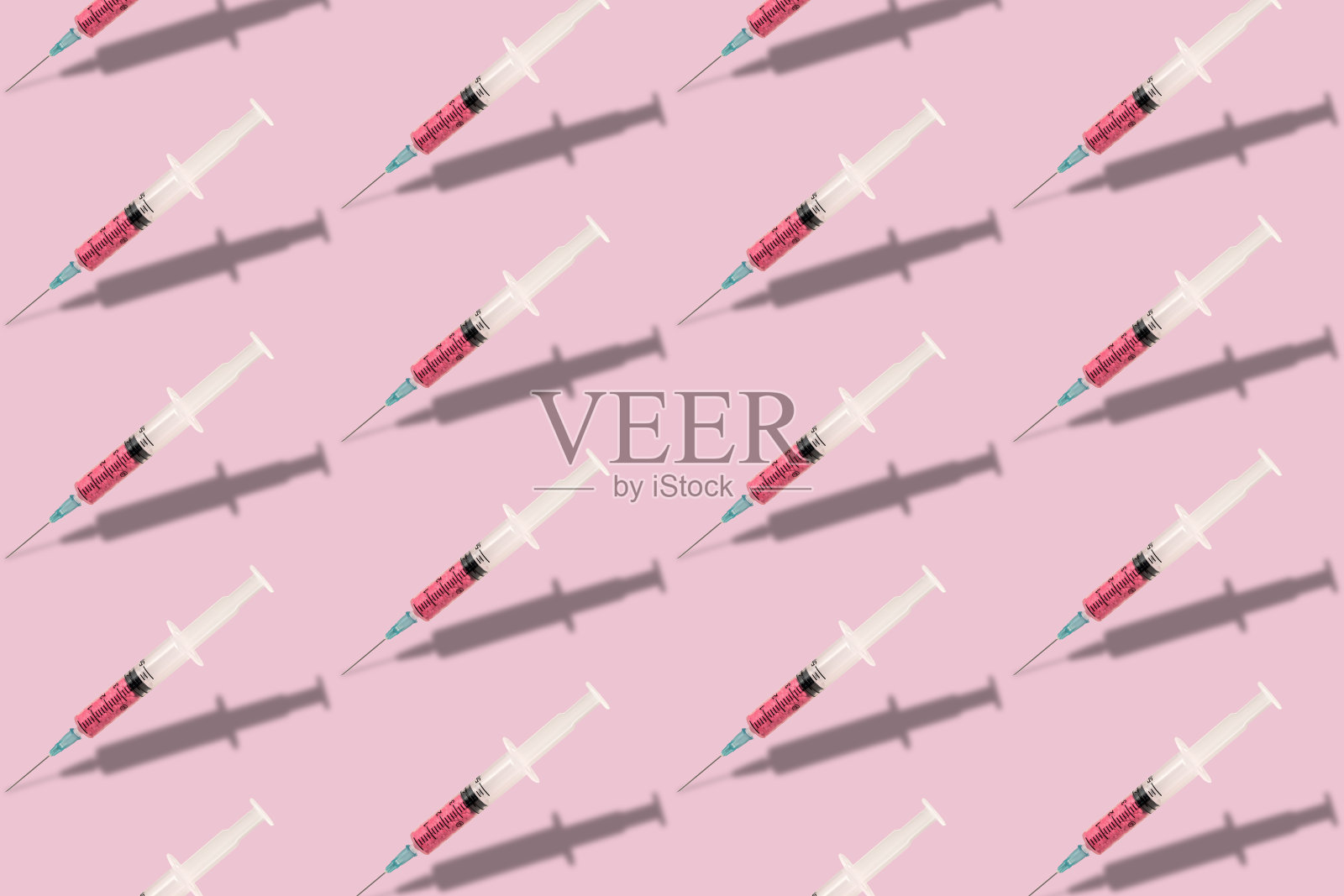 美丽的创意模式注射器医疗在粉红色的背景。冠状病毒概念，保护好自己。照片摄影图片
