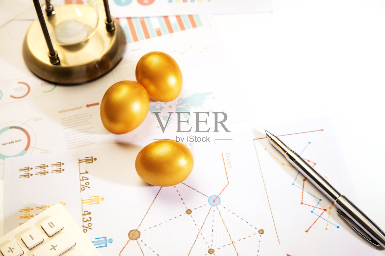 金融理财的数据分析和计算照片摄影图片