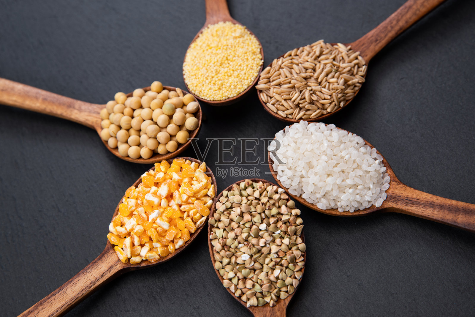 木匙盛着五谷杂粮照片摄影图片