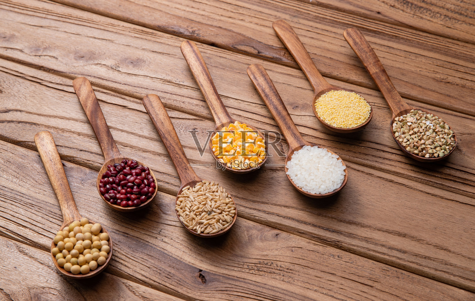 木匙盛着五谷杂粮照片摄影图片