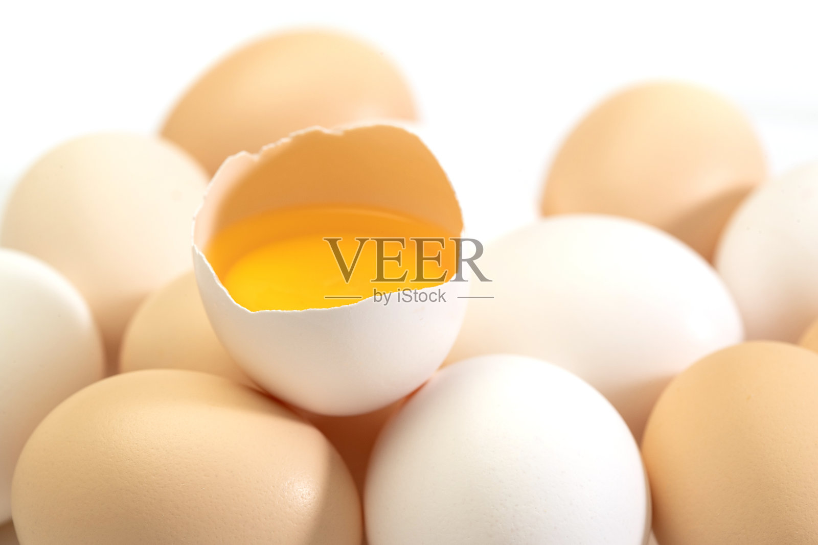 完整的鸡蛋和破碎的鸡蛋照片摄影图片