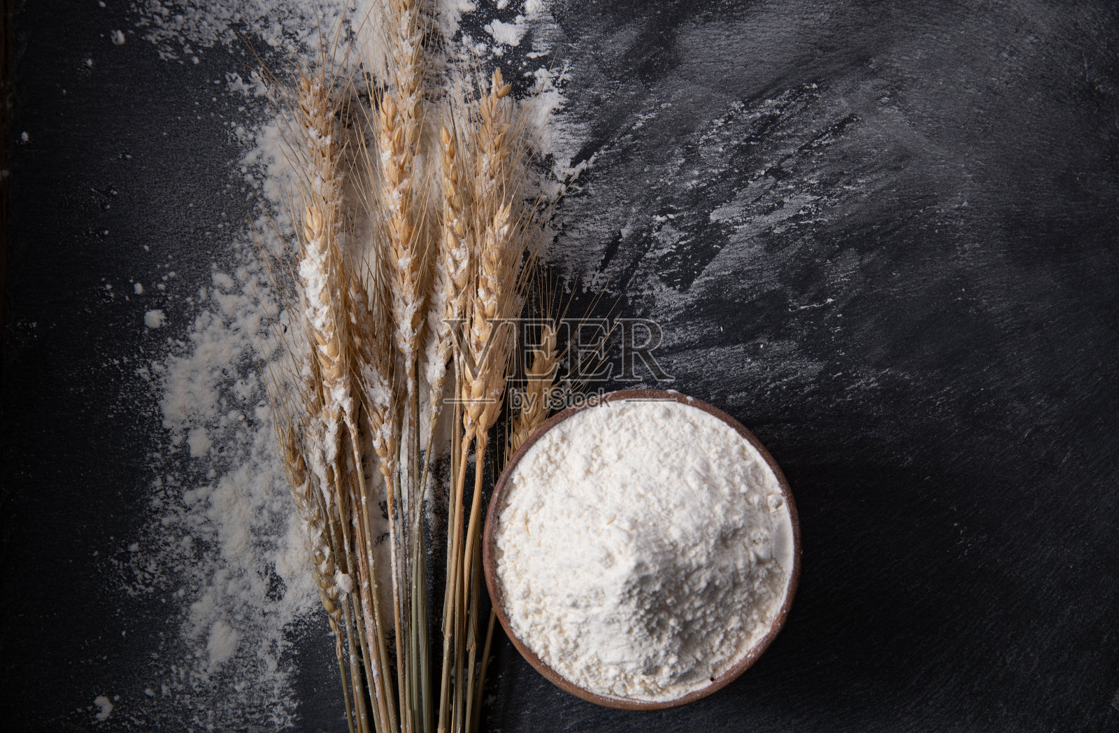 一碗面粉和麦穗照片摄影图片