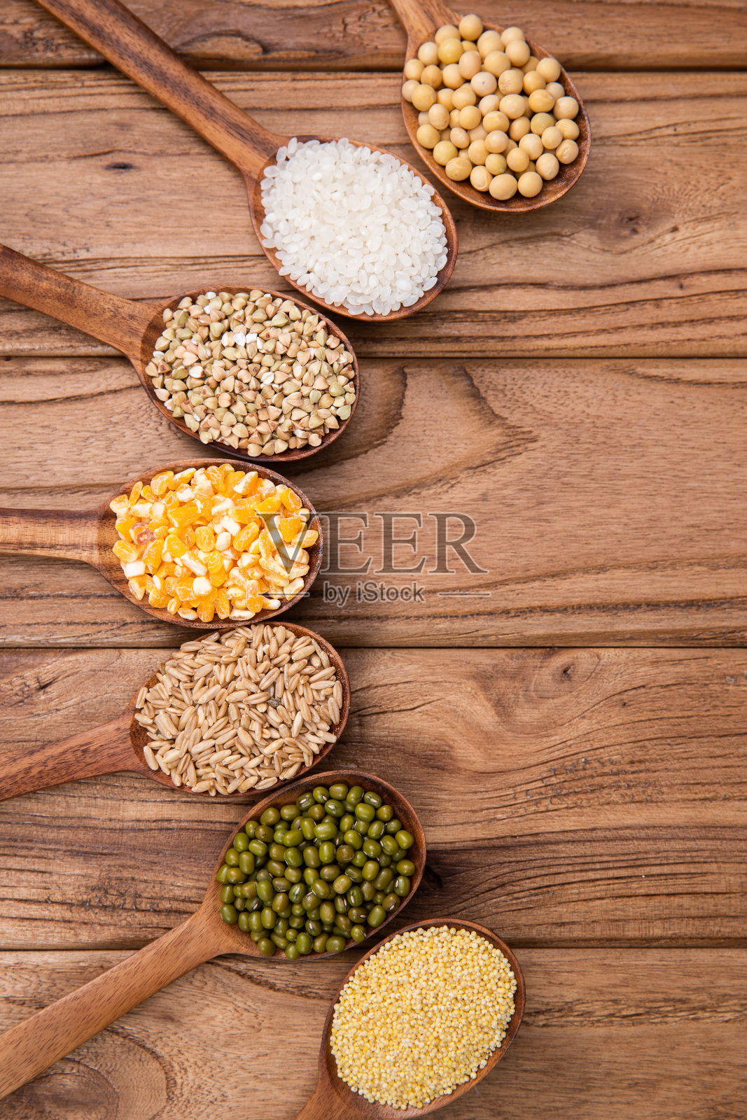 木匙盛着五谷杂粮照片摄影图片