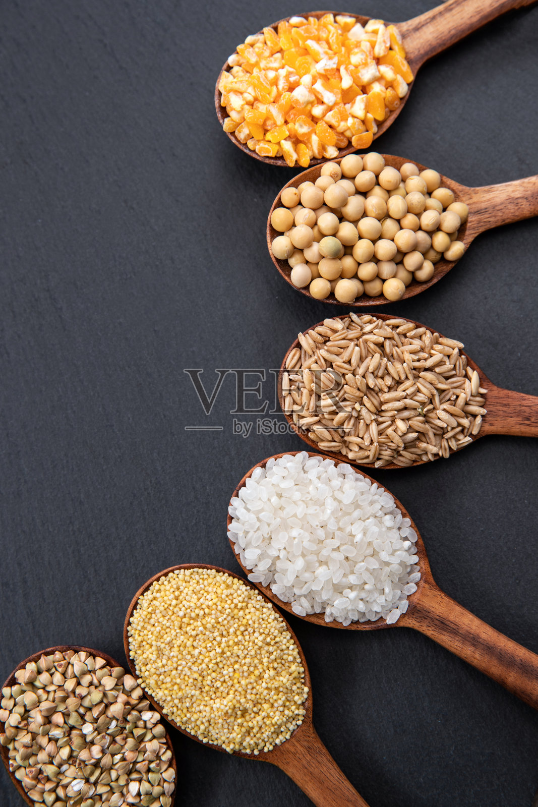 木匙盛着五谷杂粮照片摄影图片