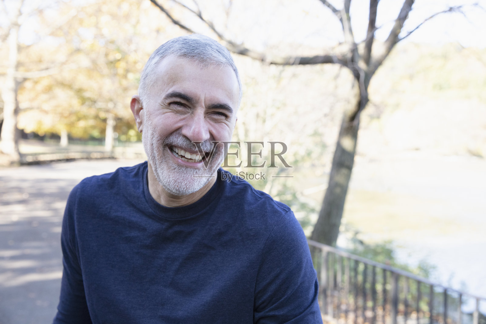 男人微笑着看着相机的肖像照片摄影图片