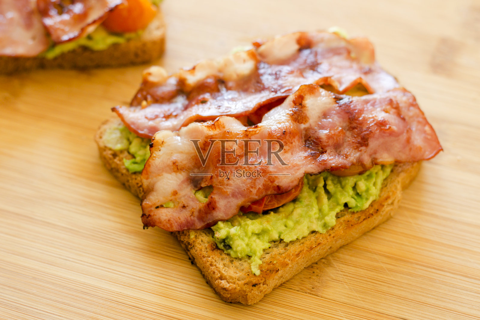 牛油果吐司配樱桃、西红柿和培根照片摄影图片