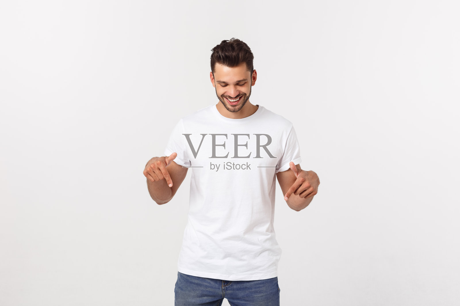 男人指向显示拷贝空间孤立的白色背景。随便英俊的白人年轻人。照片摄影图片