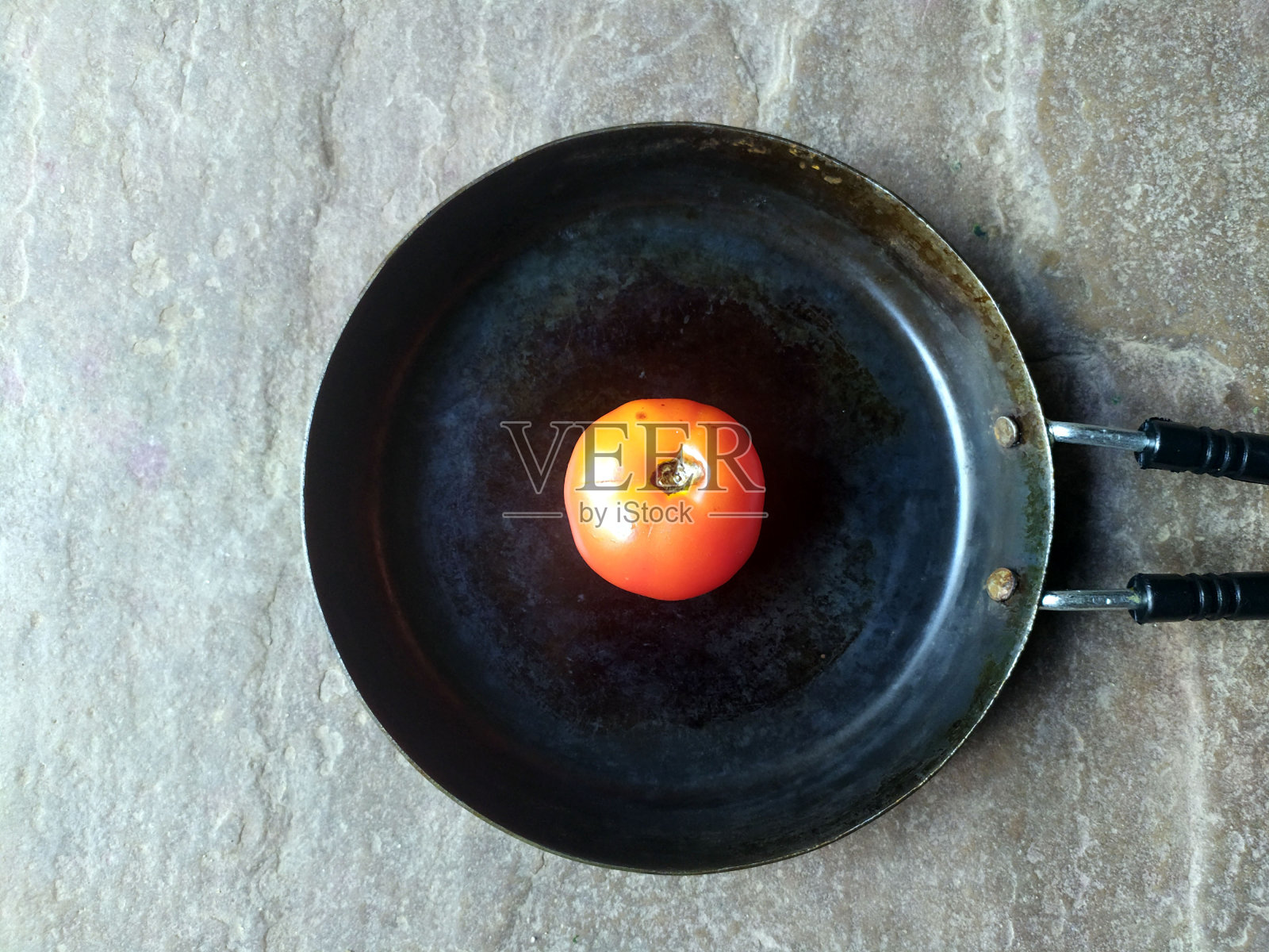 煎锅中的番茄照片摄影图片