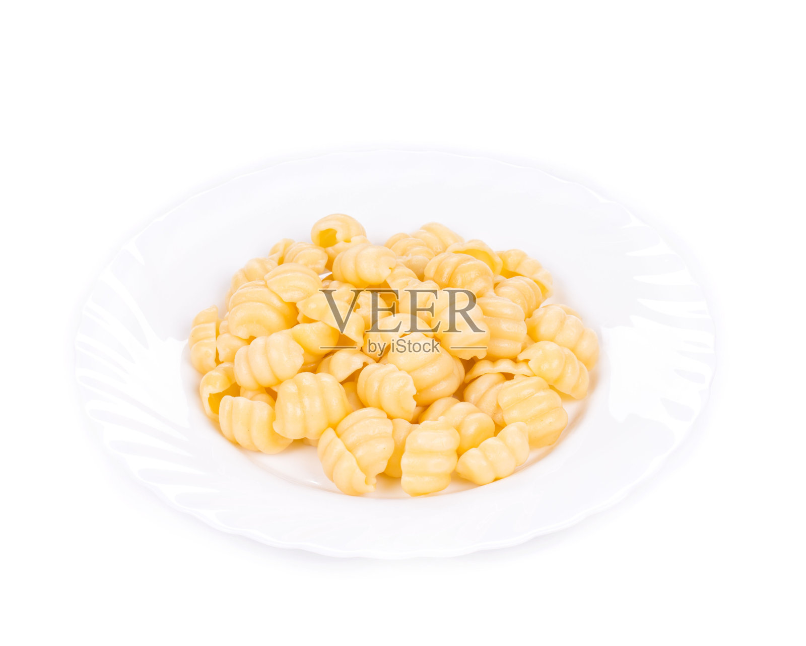 白色盘子上的意大利贝壳意面。照片摄影图片