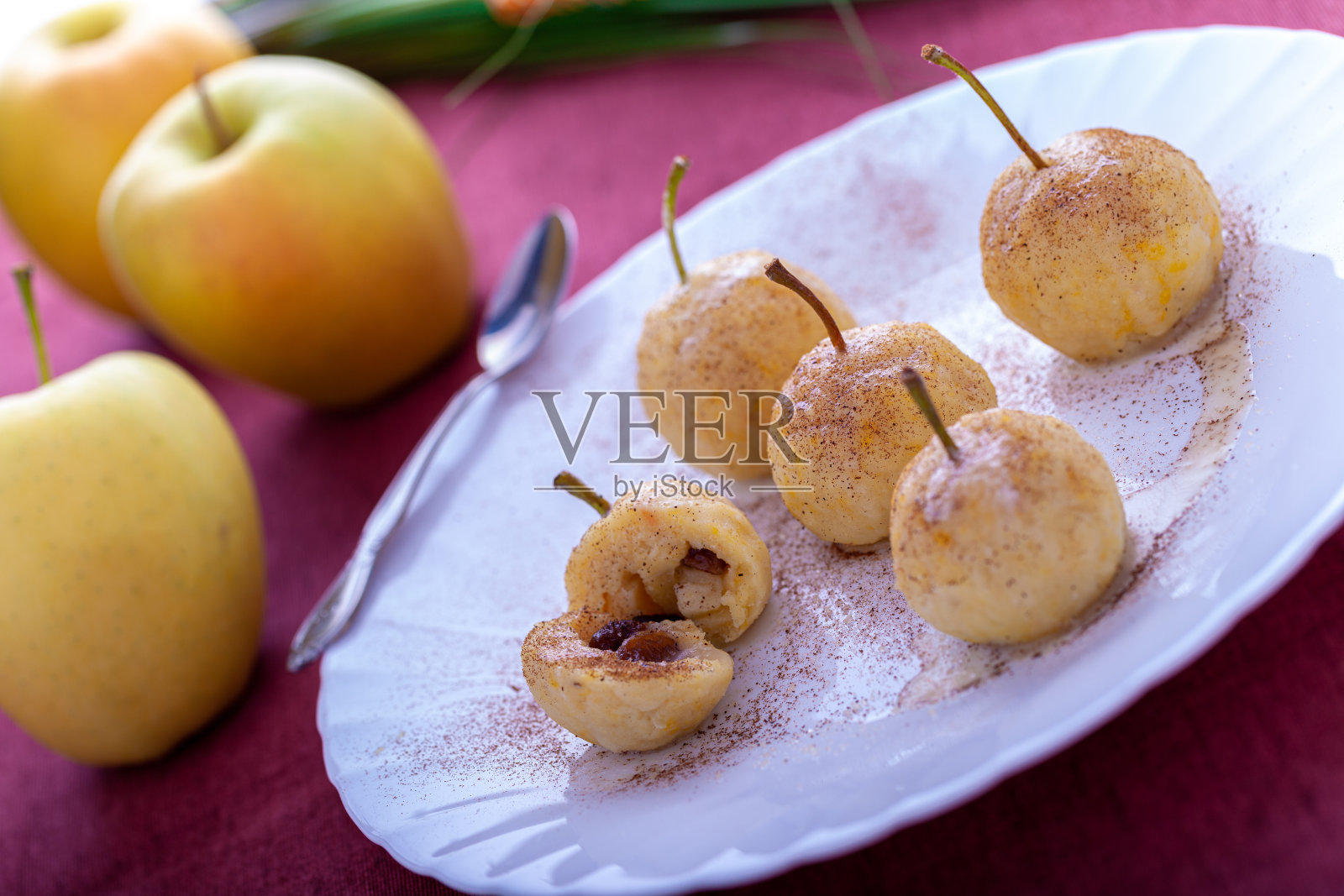 甜的苹果馅的水饺照片摄影图片