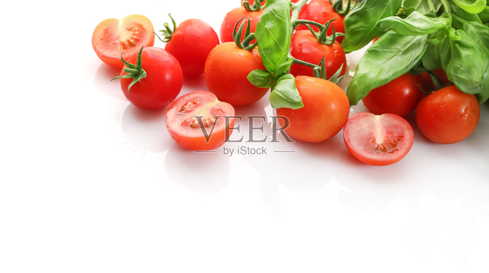 新鲜成熟的红番茄和罗勒叶照片摄影图片