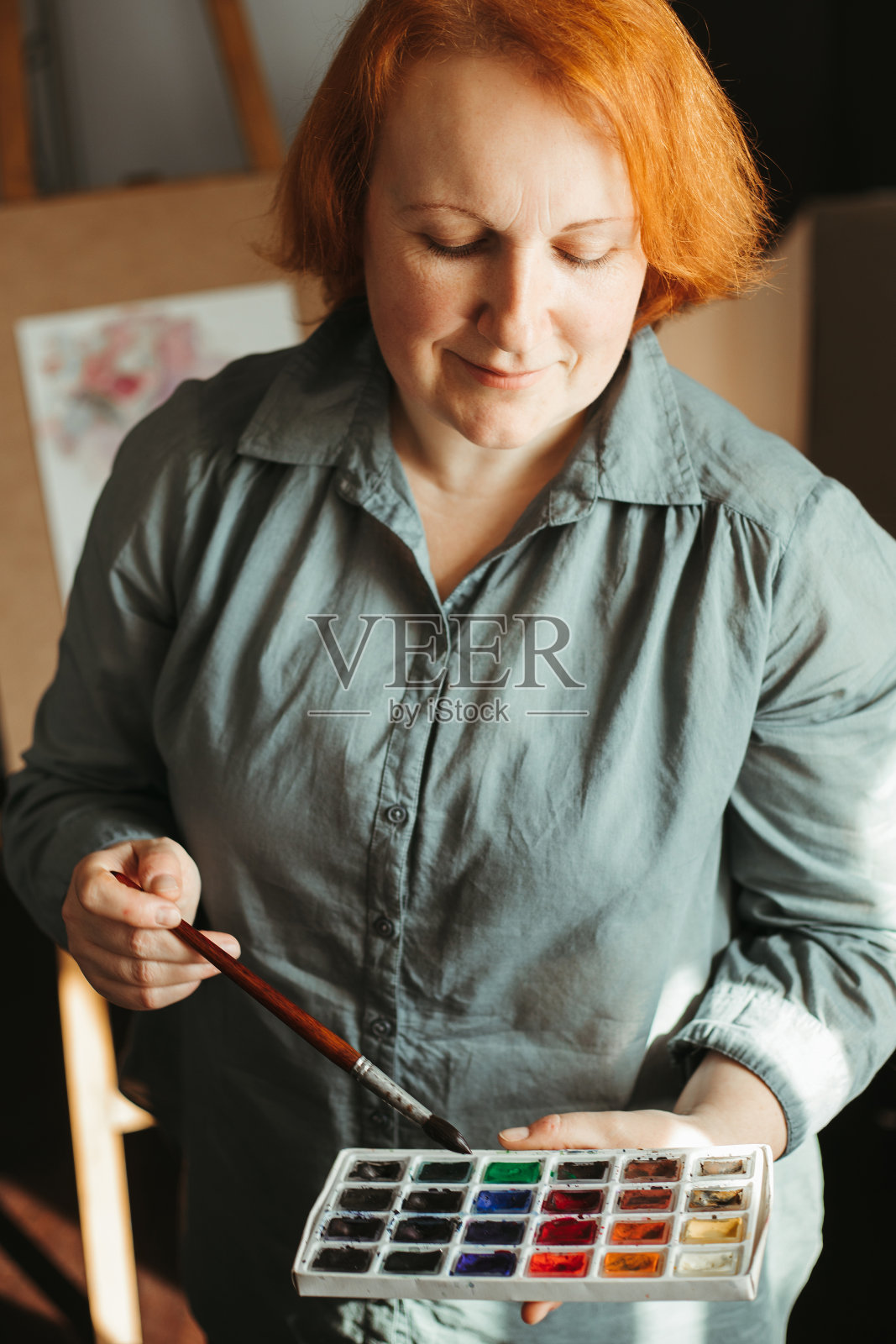 混合水彩颜料的女艺术家插画图片素材