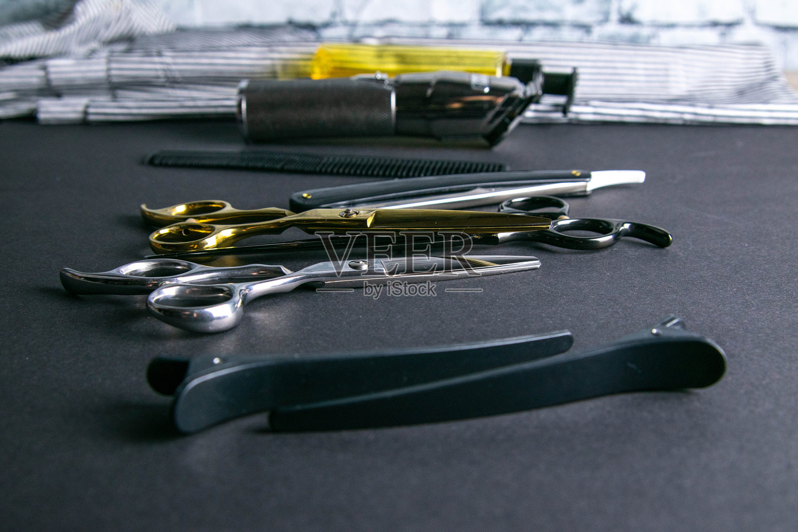 美发工具，剪刀，理发器，梳子，危险剃须刀，发胶站在黑色背景上照片摄影图片