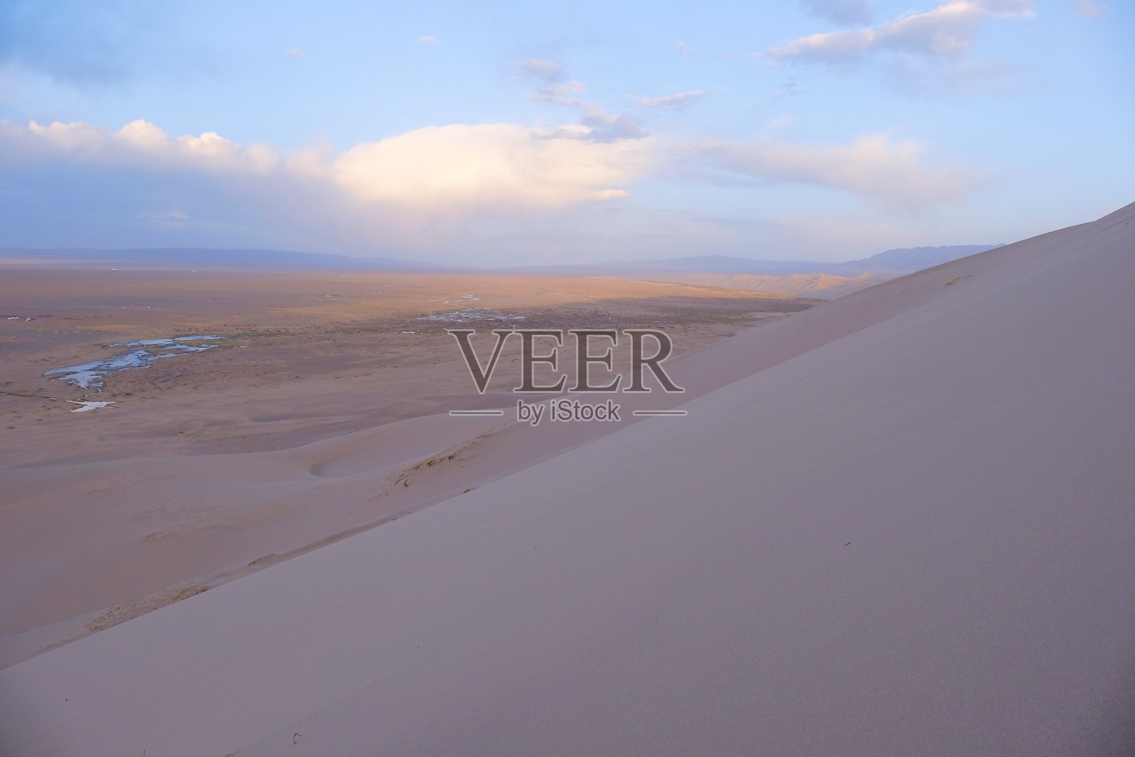 蒙古戈壁沙漠景观。照片摄影图片