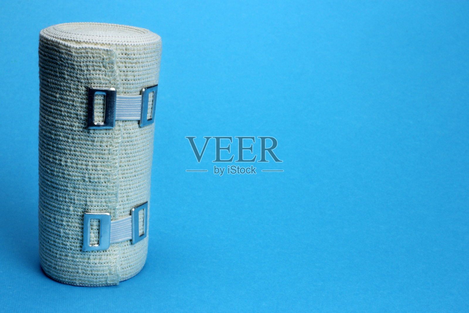 蓝色背景上的弹性绷带照片摄影图片