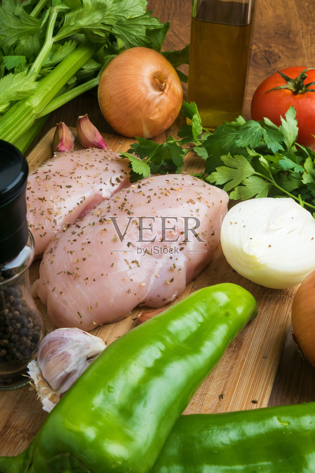 鸡肉，新鲜的肉和蔬菜照片摄影图片