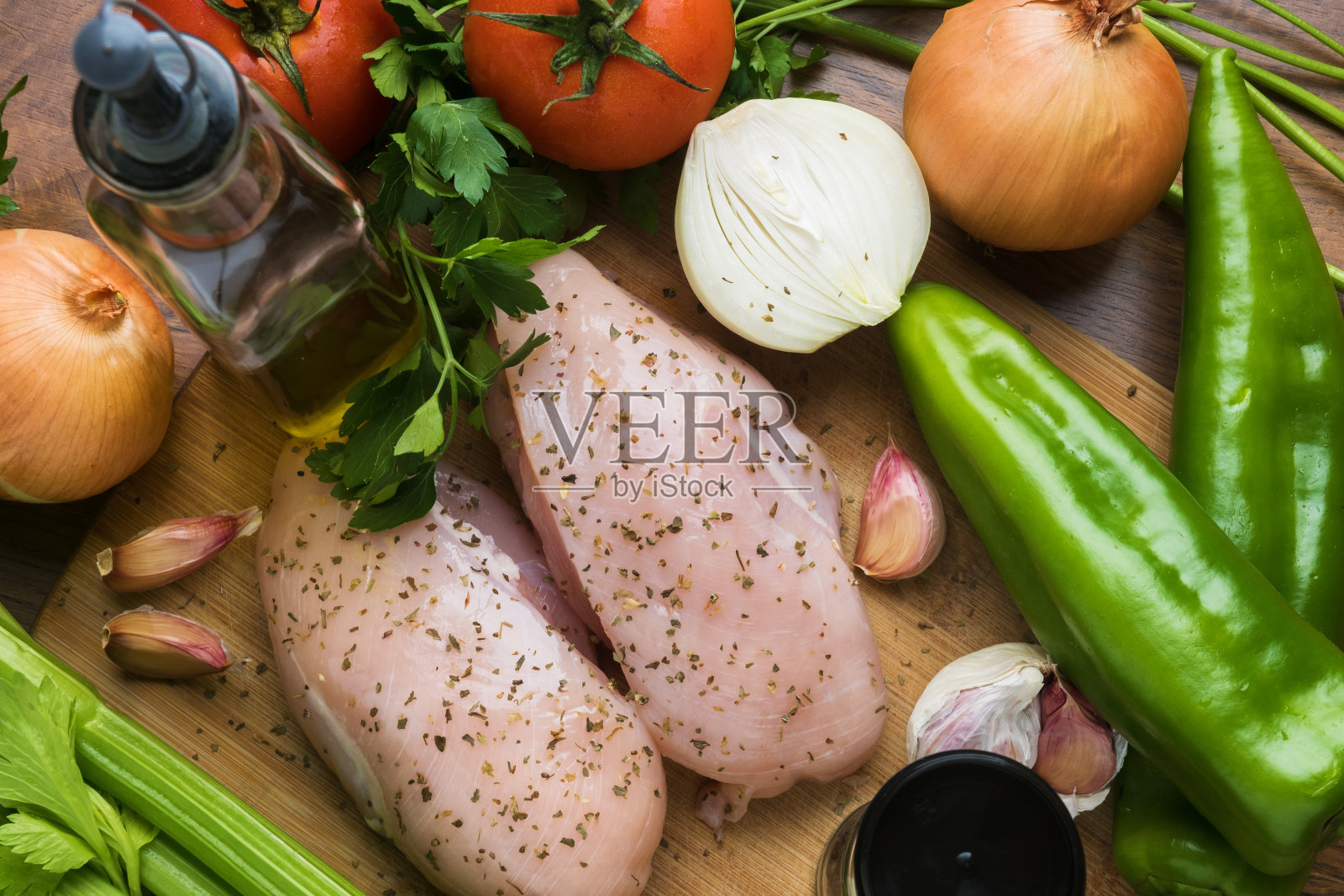 鸡肉，新鲜的肉和蔬菜照片摄影图片