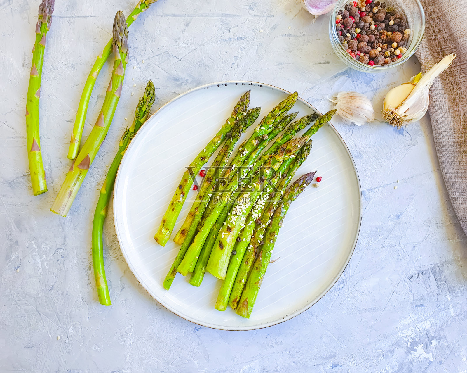 混凝土背景下的油炸芦笋照片摄影图片