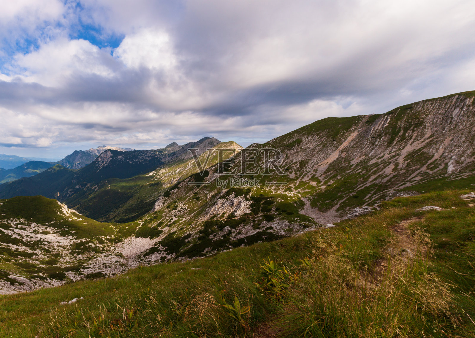 俯视图从沃格尔山部分的南朱利安阿尔卑斯山照片摄影图片