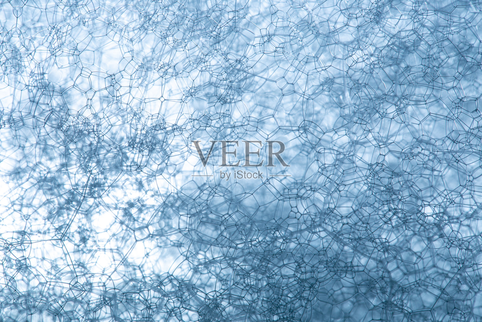 在显微镜下观察疱疹病毒或微生物细胞。细菌快速繁殖。感染和微生物。微生物学，大众科学背景照片摄影图片