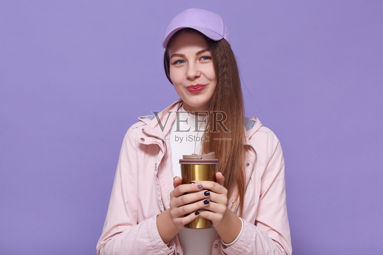 双手捧着保温杯喝咖啡的迷人年轻女子特写照片摄影图片