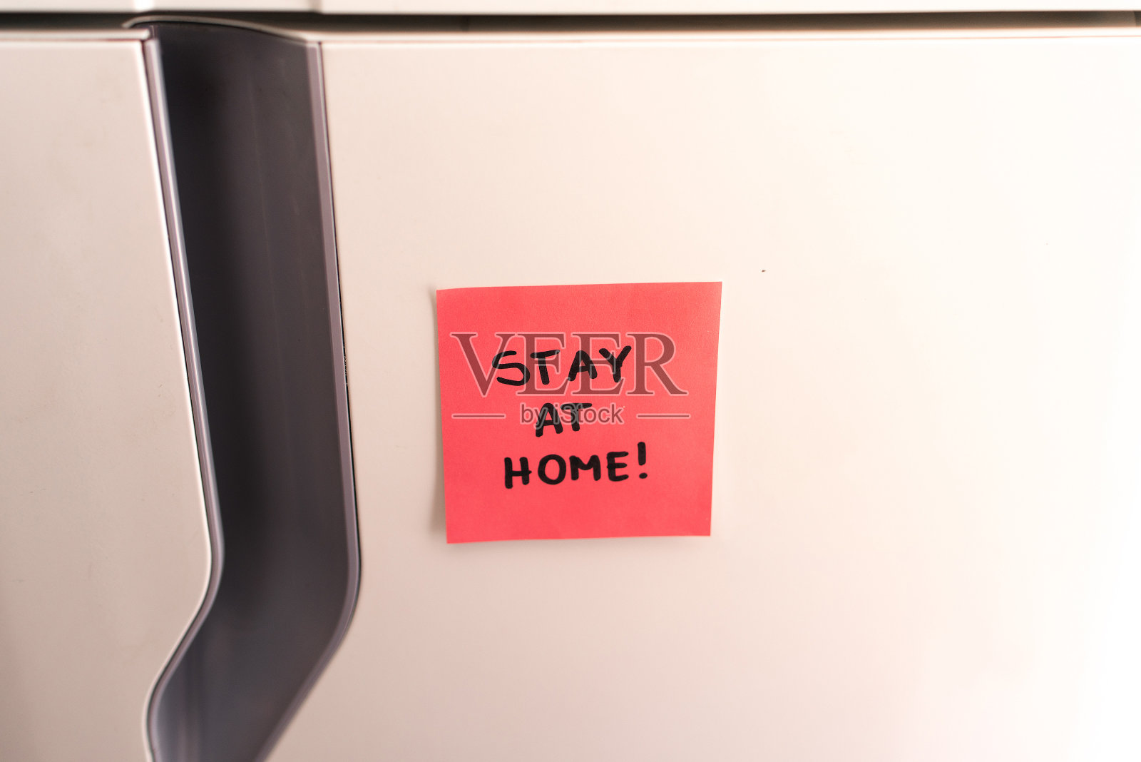 冰箱上贴着“待在家里”的便利贴!照片摄影图片