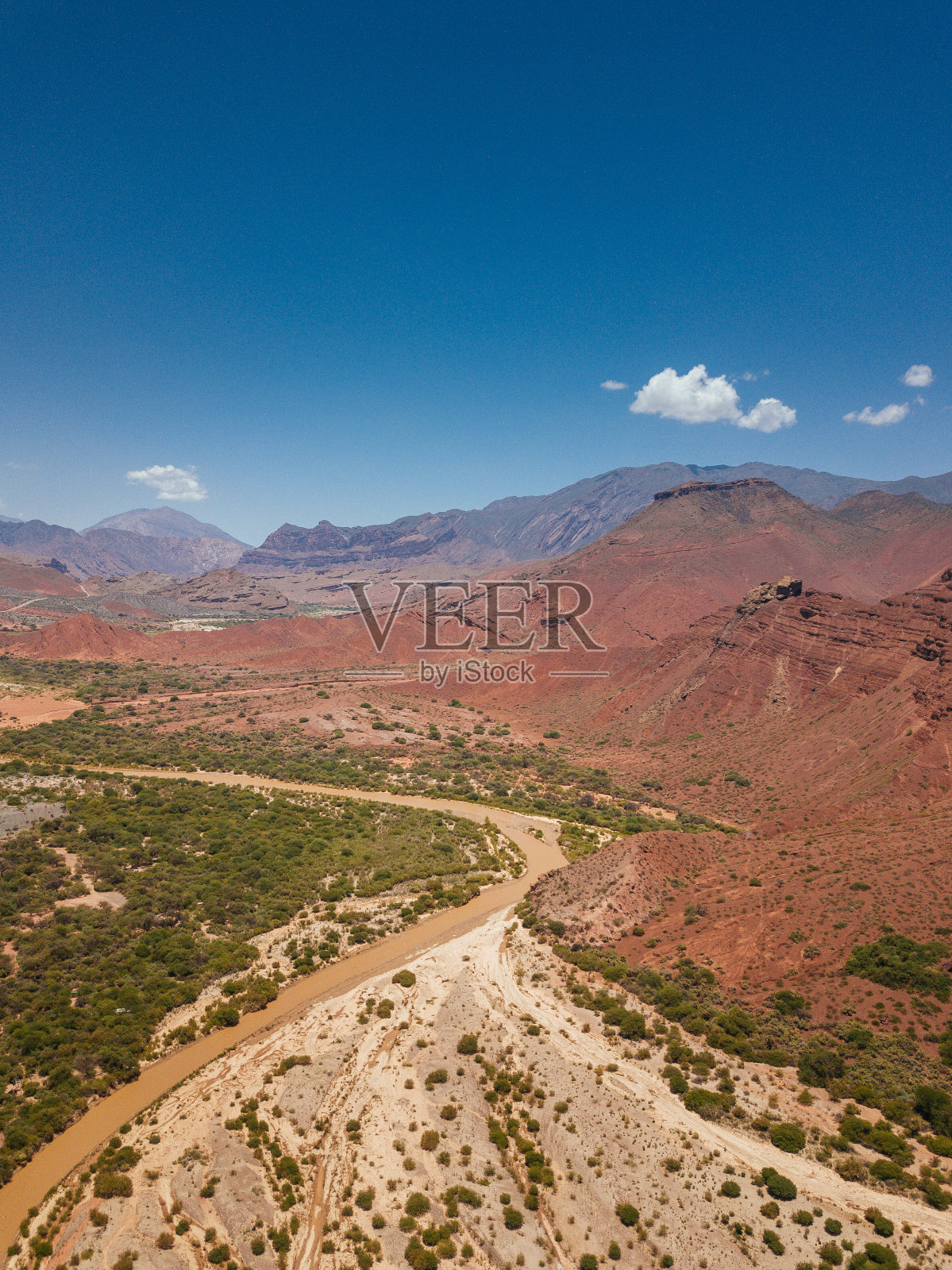安第斯山脉，Cerro de los Siete Colores, Purmamarca Jujuy，阿根廷五颜六色的岩层村庄和蓝天照片摄影图片