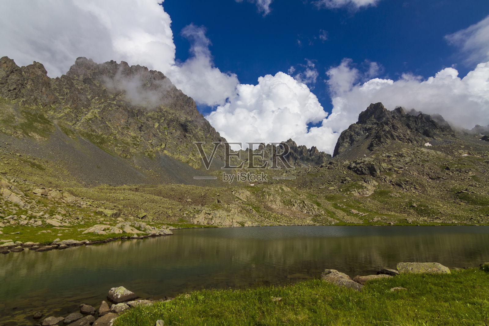 火山口湖和高原山脉照片摄影图片