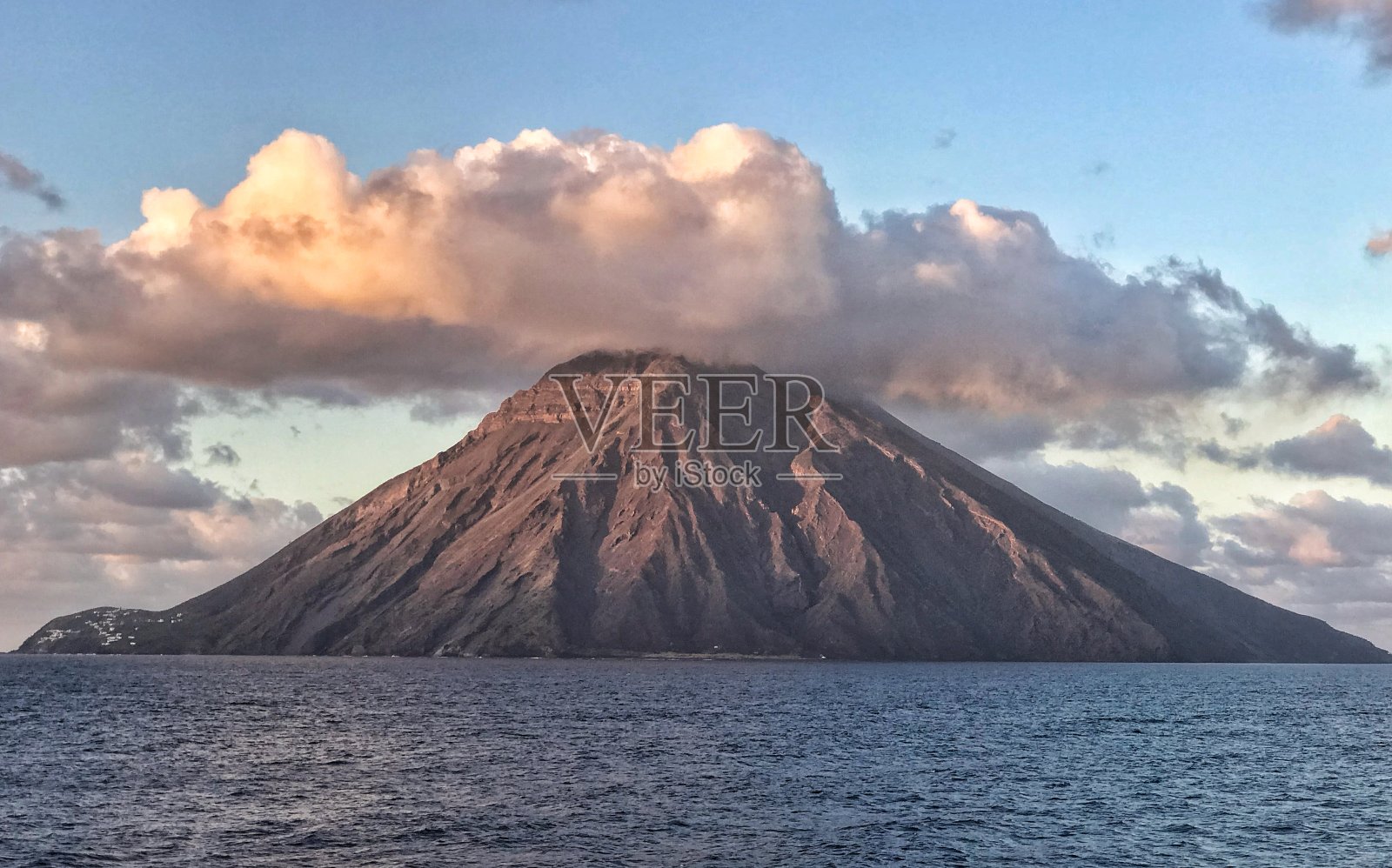 斯特龙博利火山照片摄影图片
