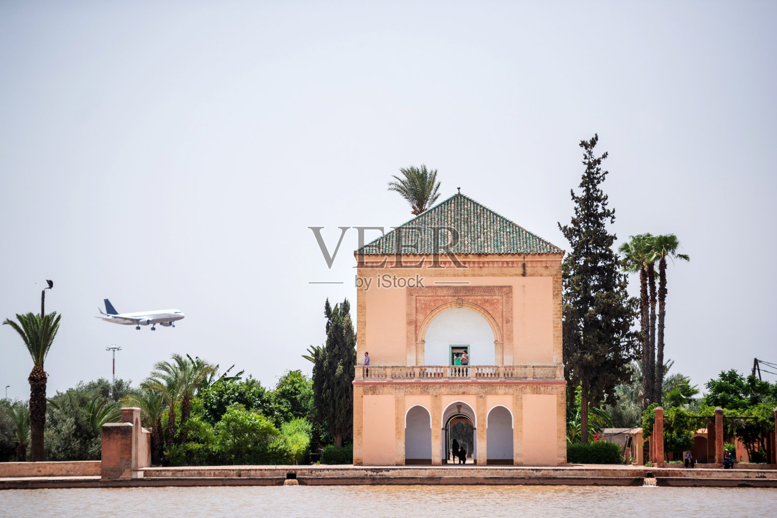 摩洛哥马拉喀什，带有飞机的Menara花园照片摄影图片