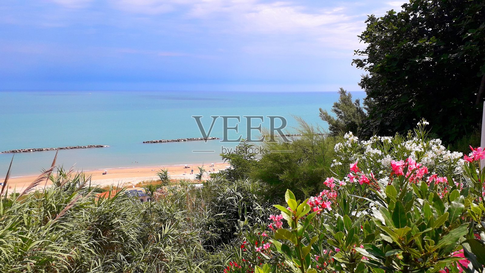 位于佩斯卡拉和奥尔托纳之间的壮丽的阿布鲁佐海岸，意大利夏日的Foro海滩照片摄影图片