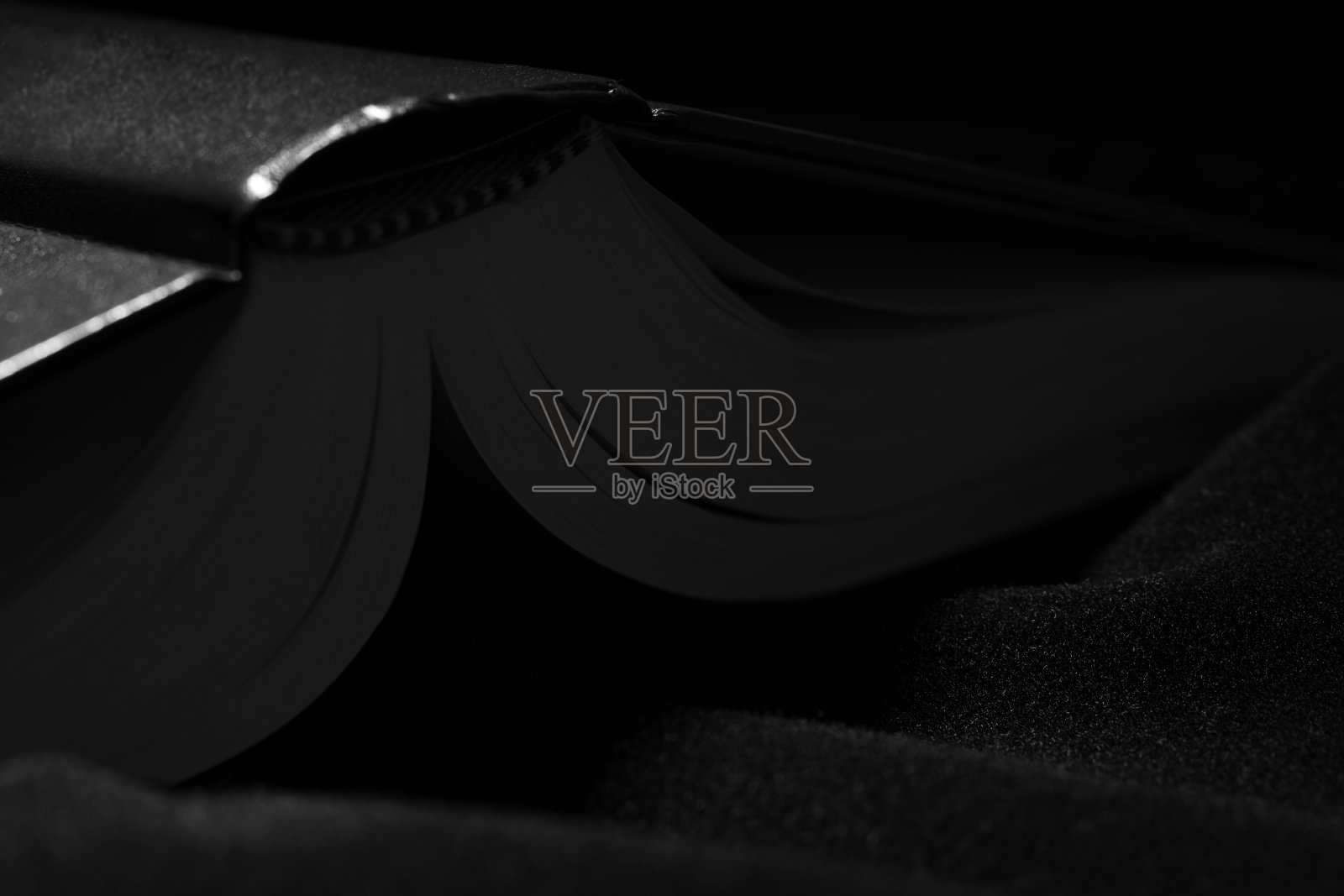 深色背景上的精装书照片摄影图片