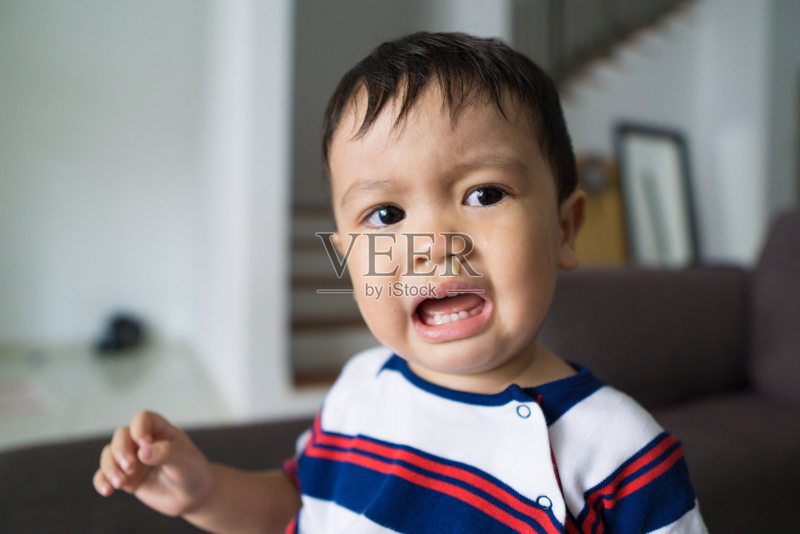 流鼻涕的男婴照片摄影图片