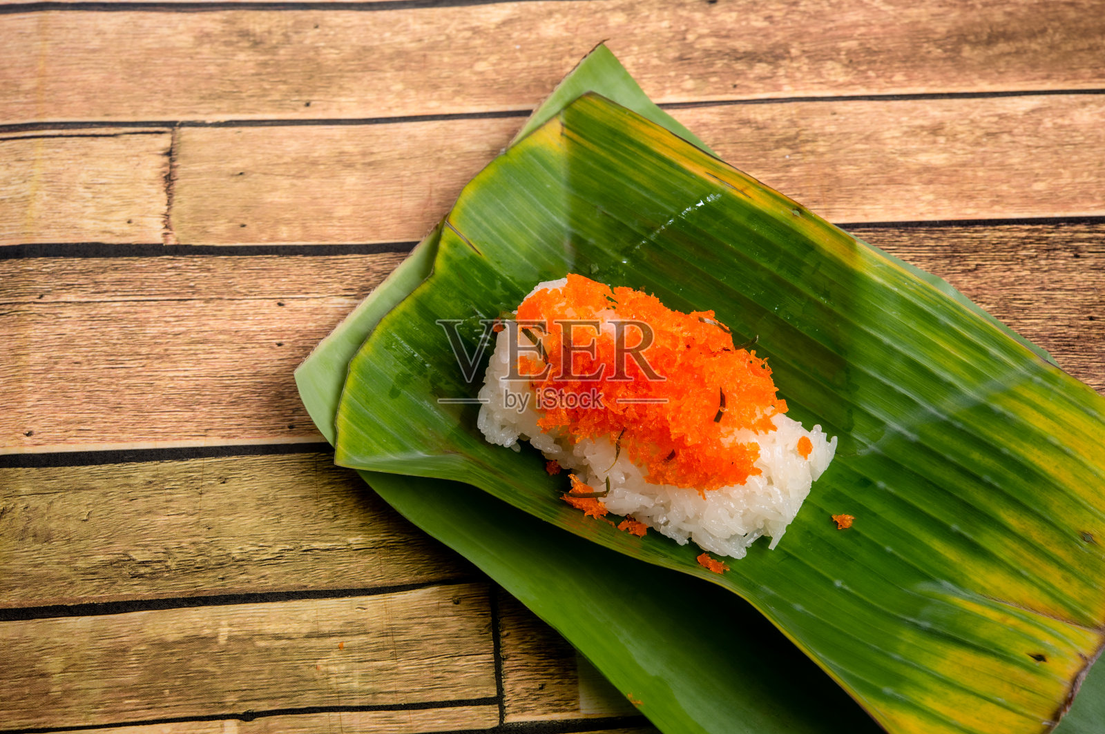 街头小吃亚洲糯米白虾脸在木质纤维地板上照片摄影图片