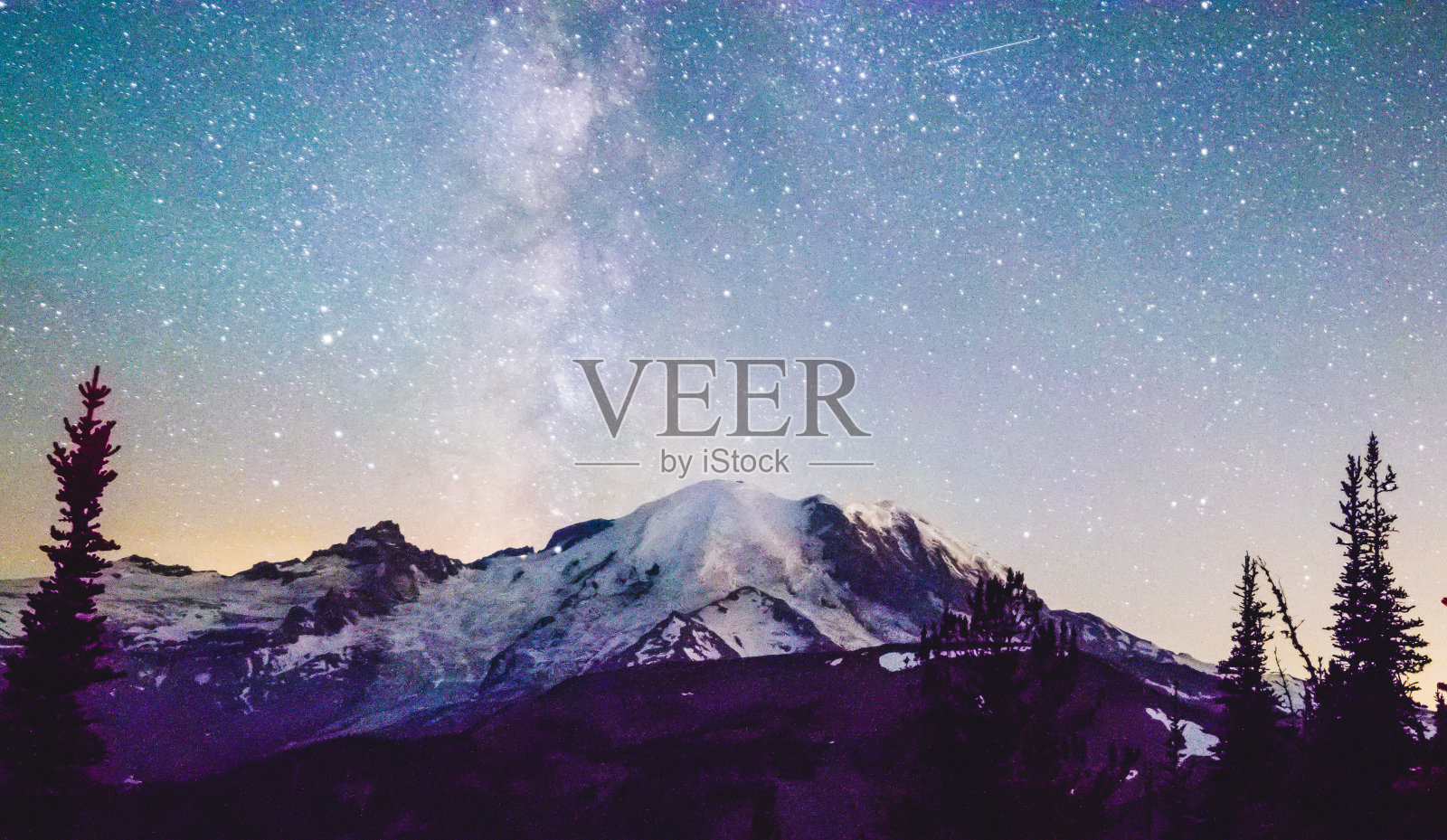 夜间天文照片的银河上方的Cascades照片摄影图片