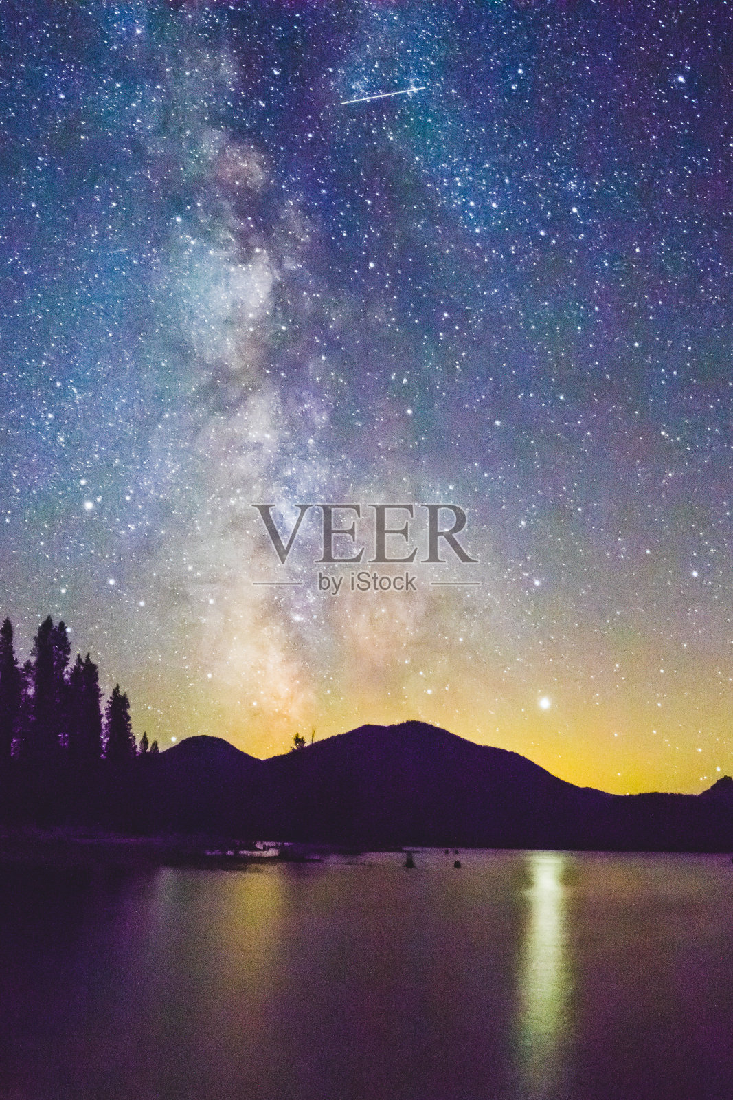 夜间天文照片的银河上方的Cascades照片摄影图片