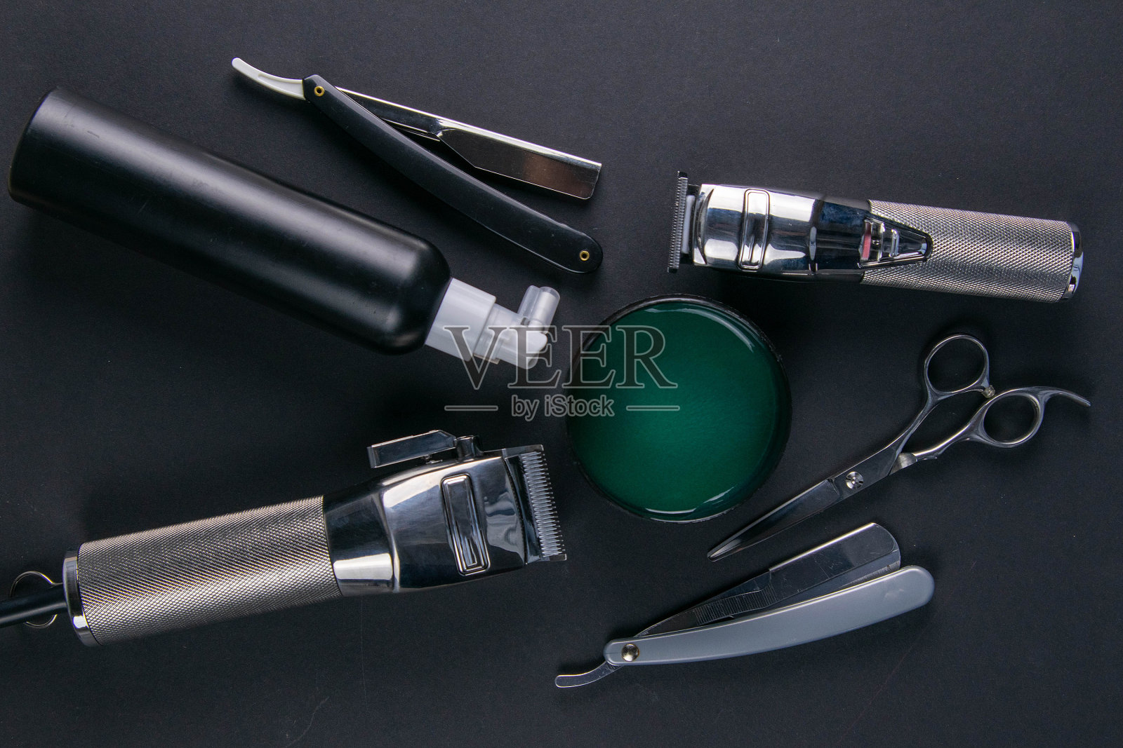 剪刀，理发器，梳子，危险剃须刀，发胶为理发在黑色背景。美容的概念照片摄影图片