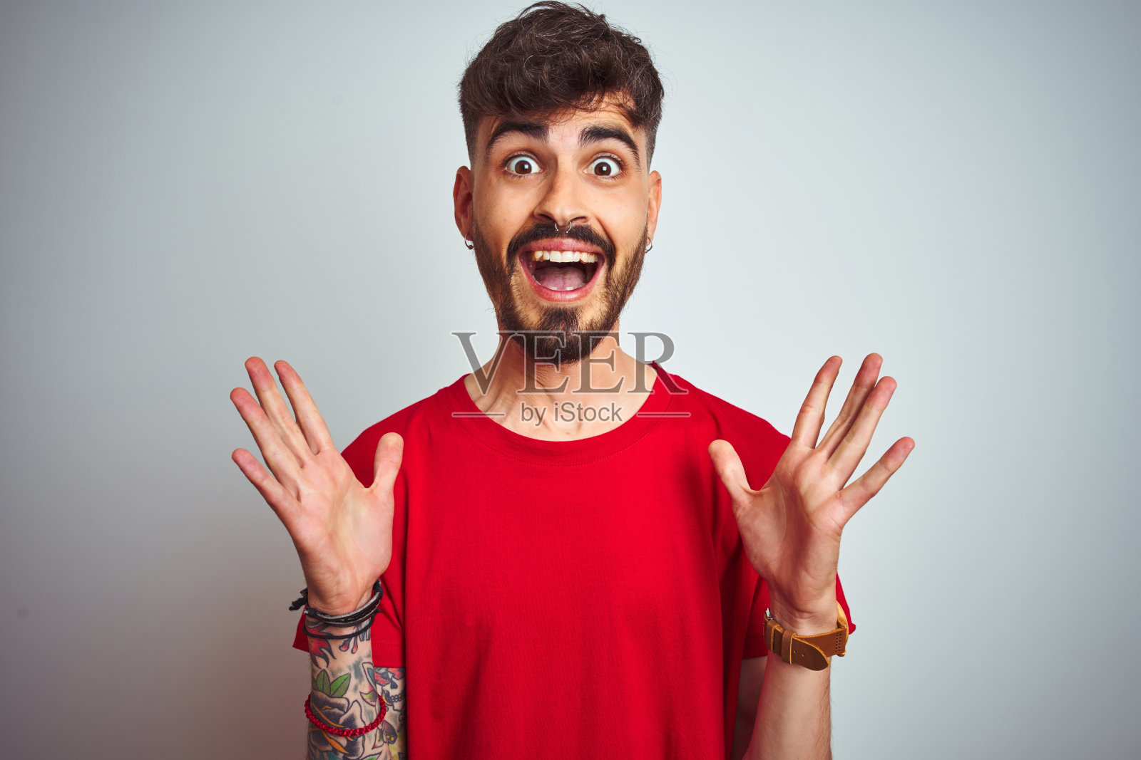 庆祝成功的纹身年轻男人照片摄影图片